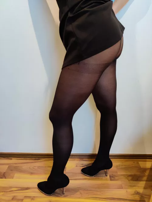 Do you like my legs in shiny pantyhose and heels? 👠👄❤️