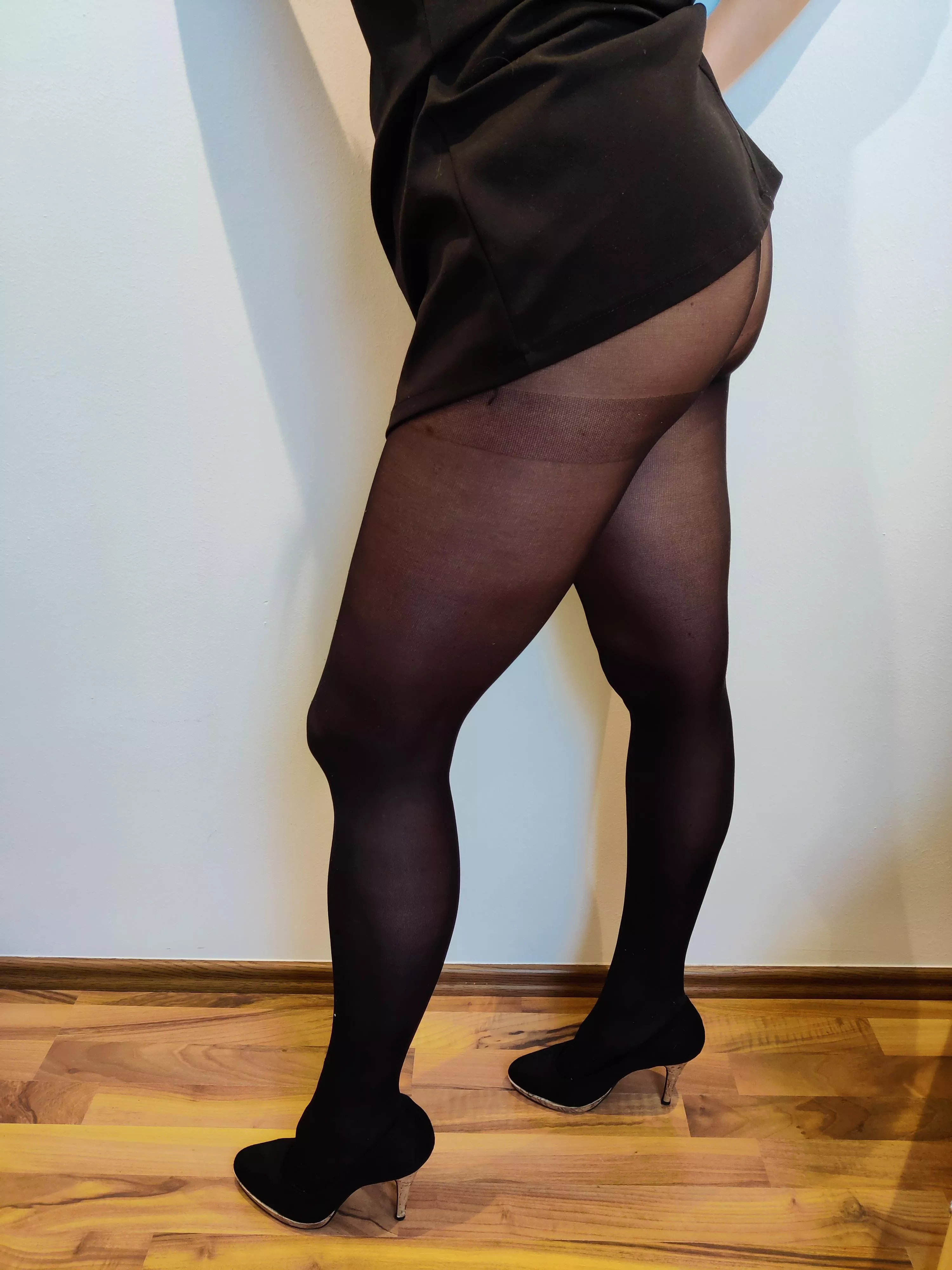 Do you like my legs in shiny pantyhose and heels? 👠👄❤️