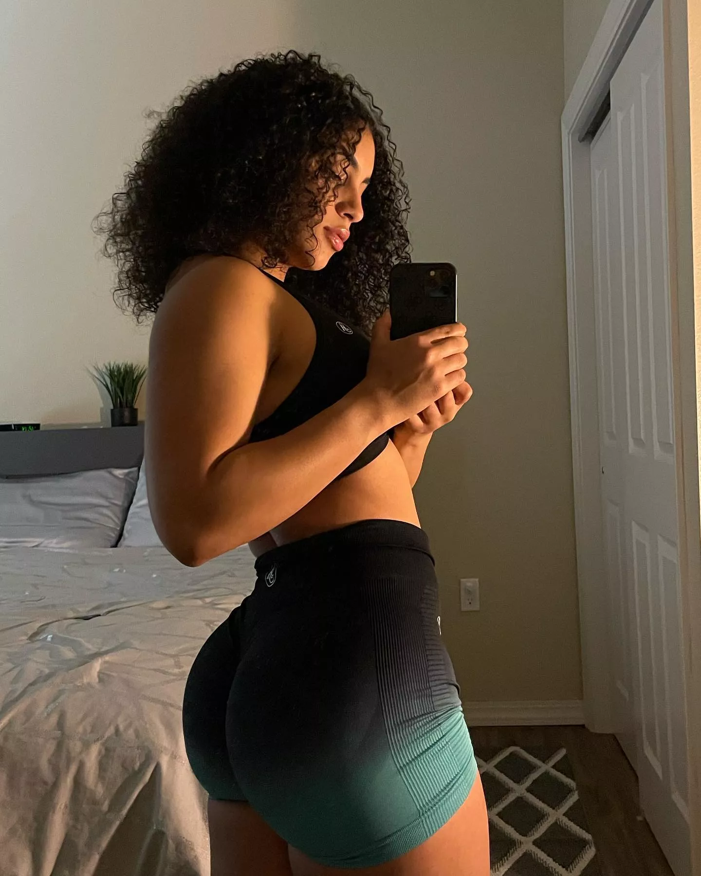 Elizabeth/Alexi Johnson (@_.elizabeth.84_)