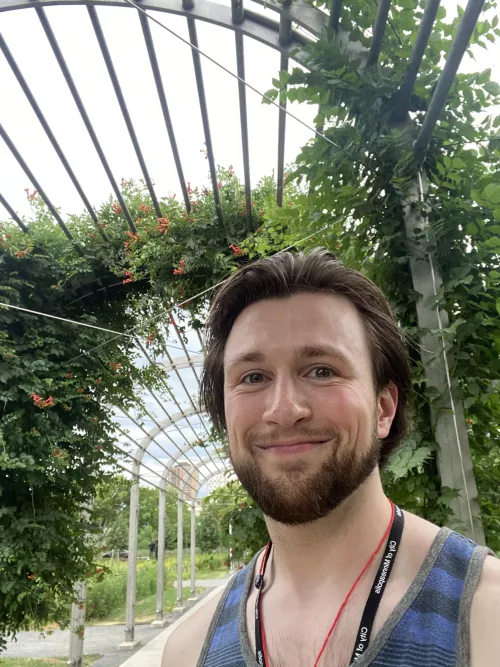 IDK how much this hairdo screams I comute to downtown for my 9 to 5