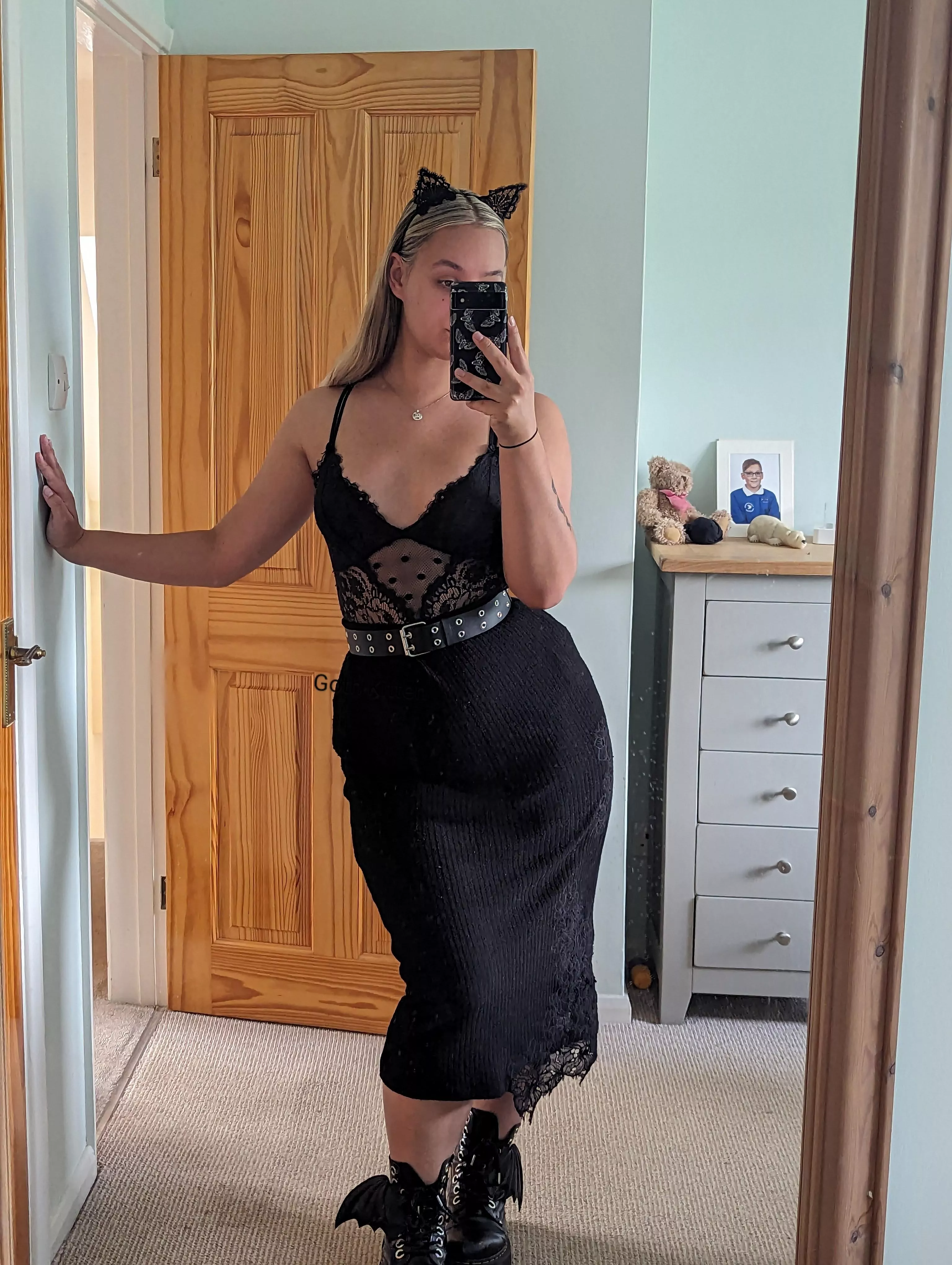 Pretty goth kitten 😌