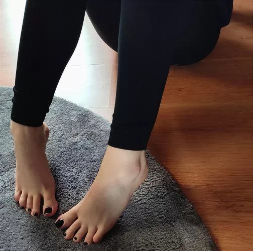 You like black nail polish on my pale toes? 😏🥰