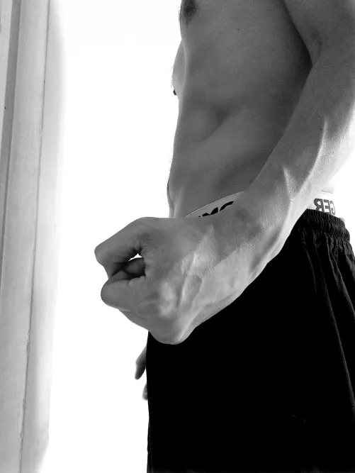 All I see is bulky arms. Any love for skinny and veins?