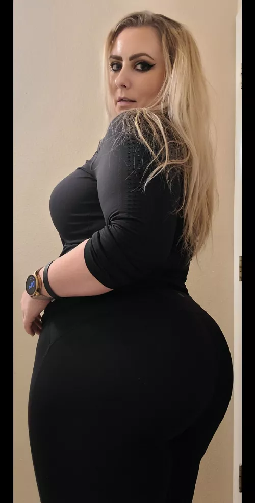 Boss bitch work attire. Think you'd get anything done? 😈