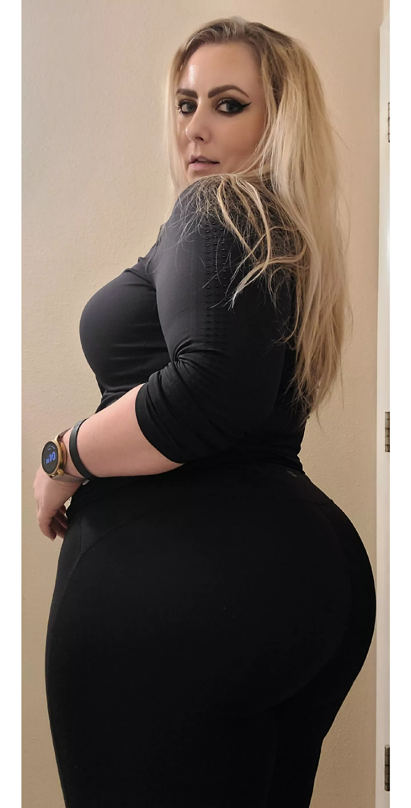 Boss bitch work attire. Think you'd get anything done? 😈