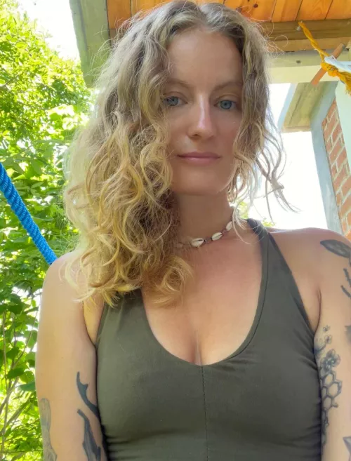 Frizzy hair and no bra life is good