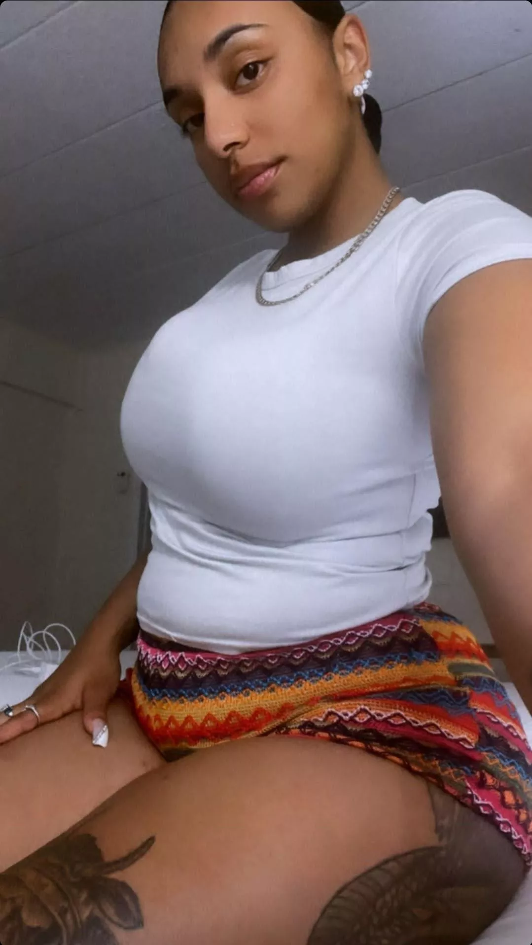 Her t-shirt is not really helping to hide those👕🍈