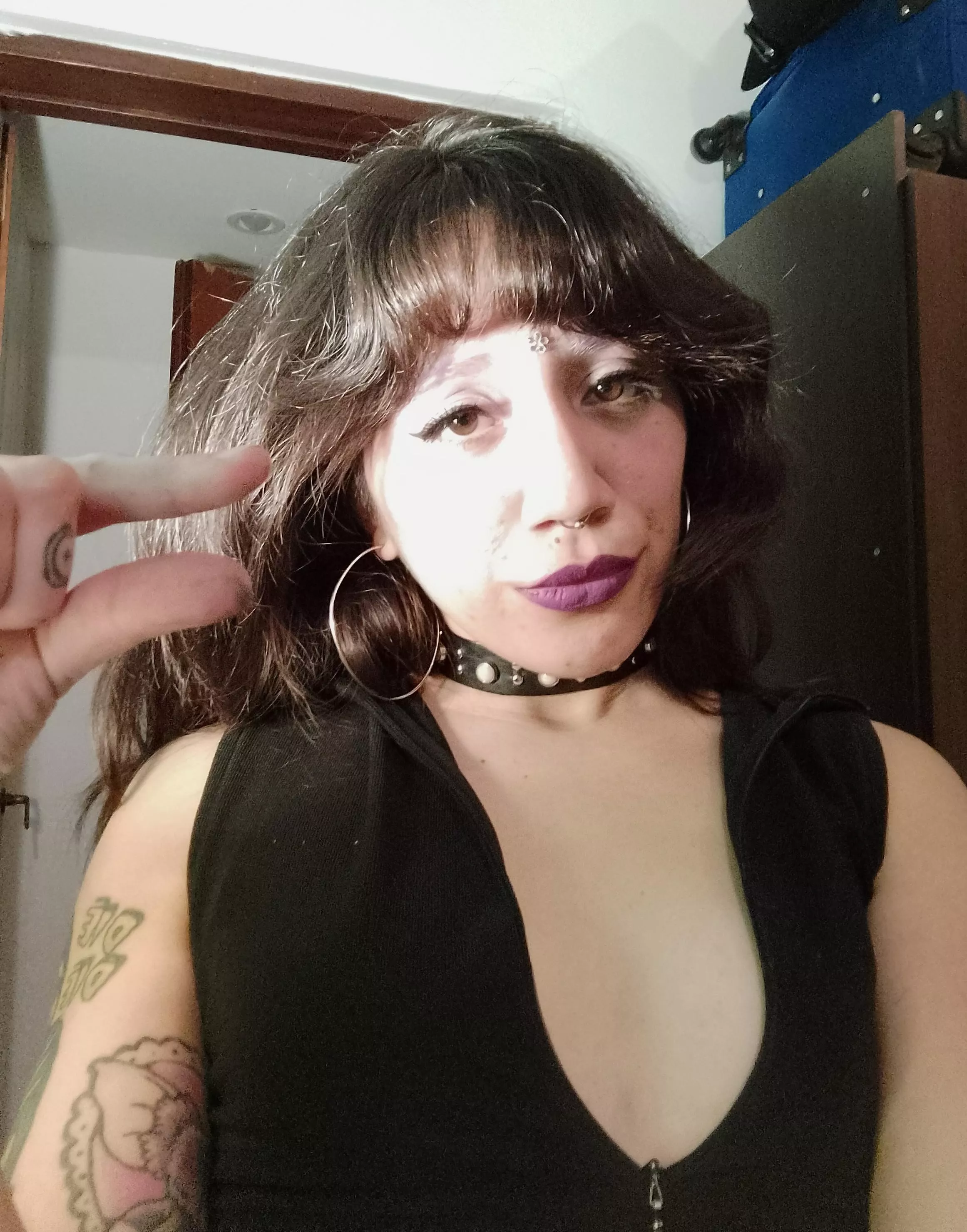 I know how much you'd love to be humiliated by a Goddess like me. Comment your inches below if you dare 😈 [domme]