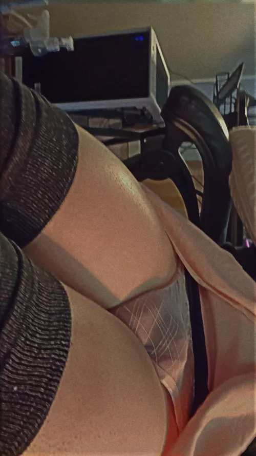 lay across my lap so I can play with ur hair? 😖