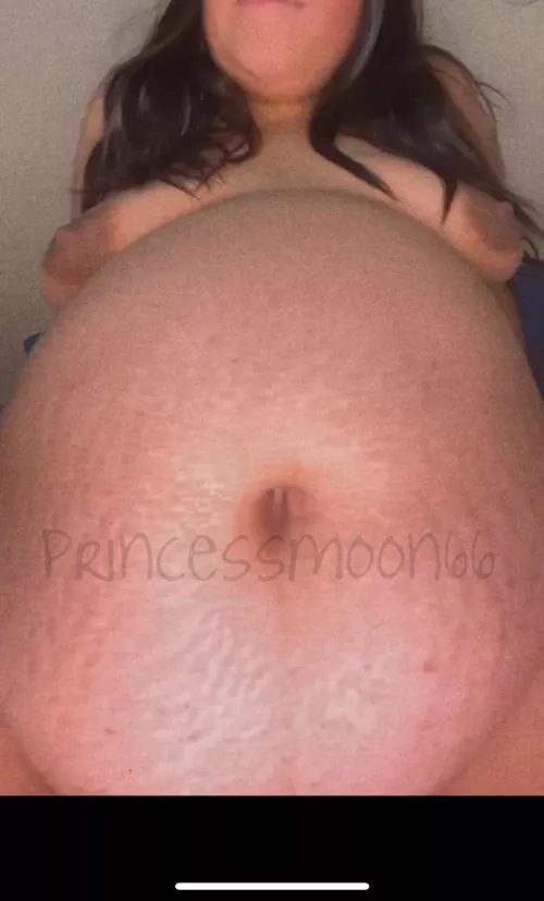 Perfectly round twin belly! What would you do to me ? 🤰🏻