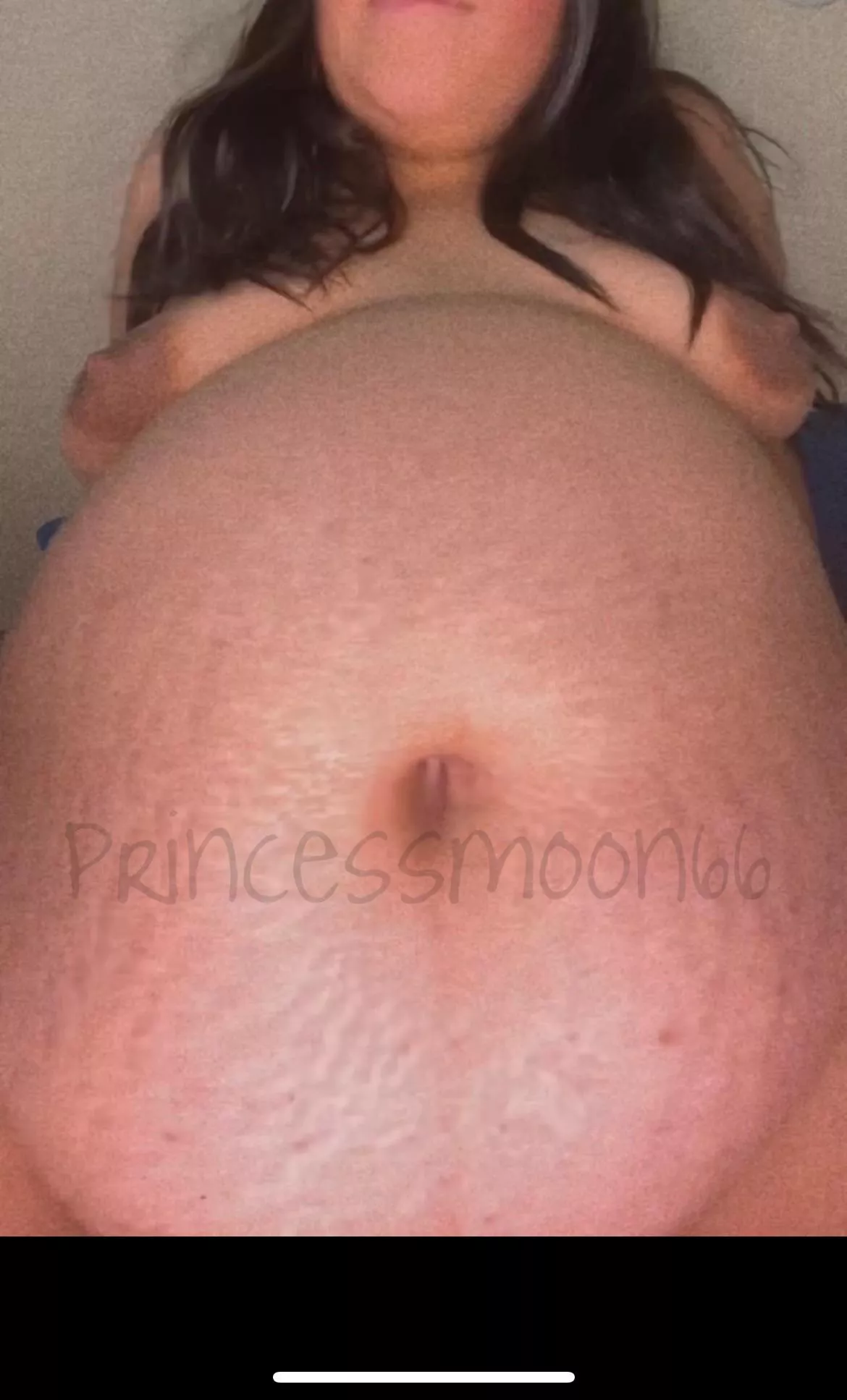 Perfectly round twin belly! What would you do to me ? 🤰🏻