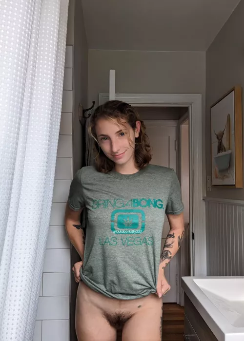 Tshirt and no panties kind of day💚