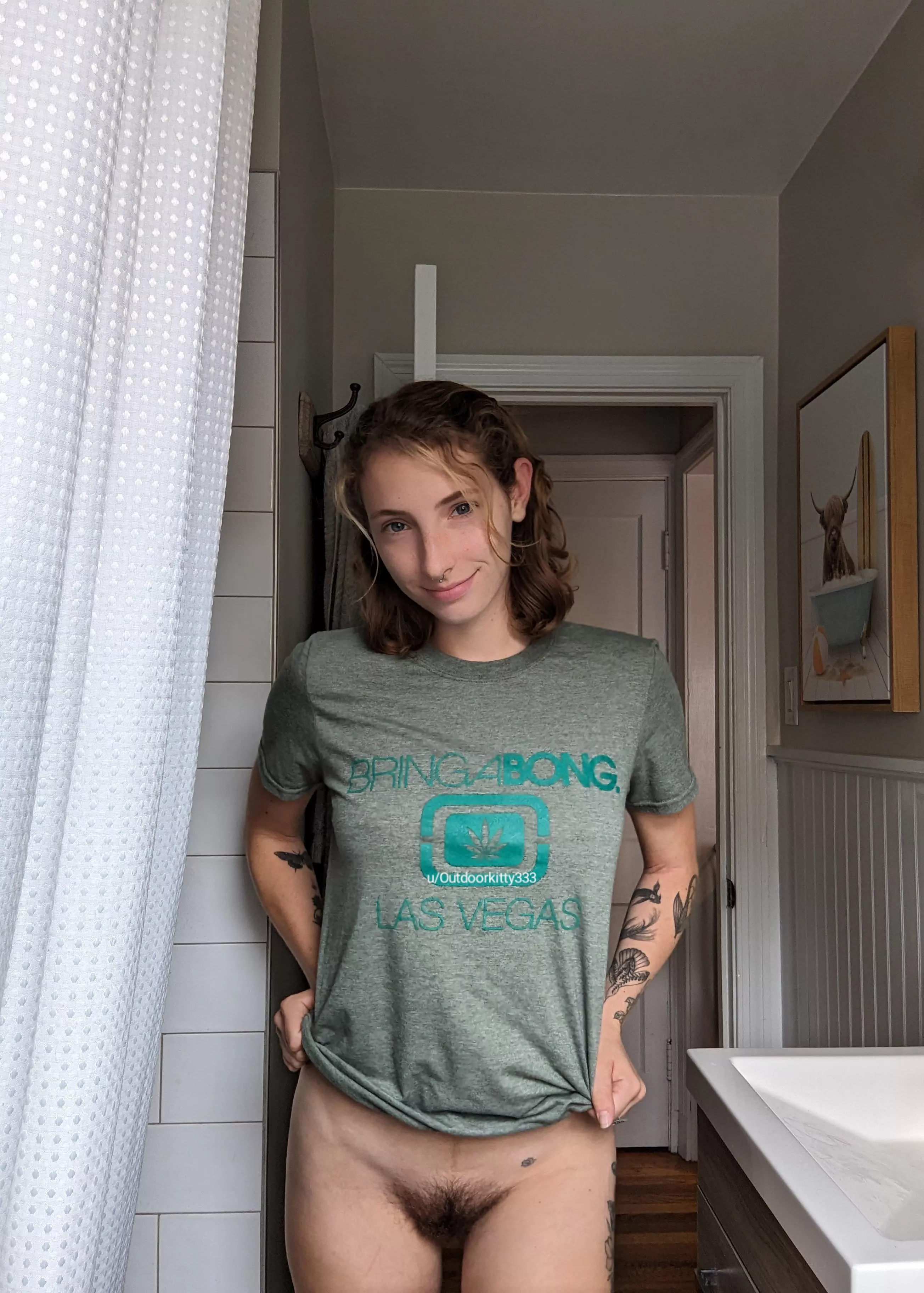 Tshirt and no panties kind of day💚