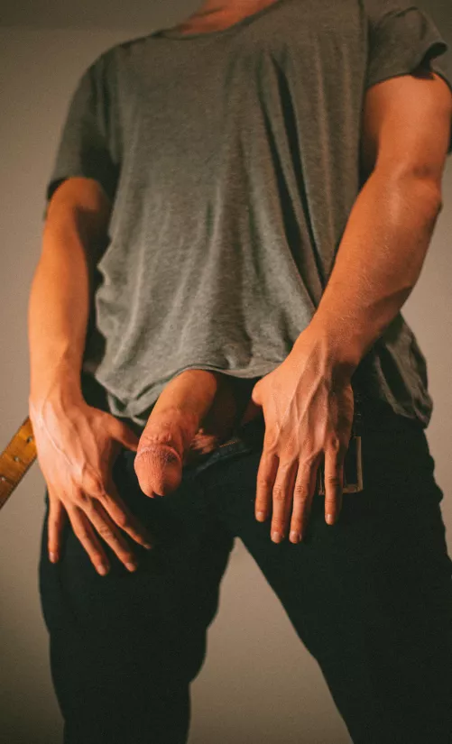 Comment if I can send you high quality dick pics while you’re at work