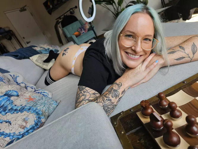 Glasses and a cute lil booty 🤓