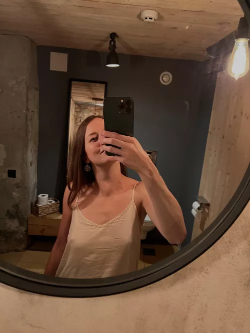 Always braless, love the nipple 💛