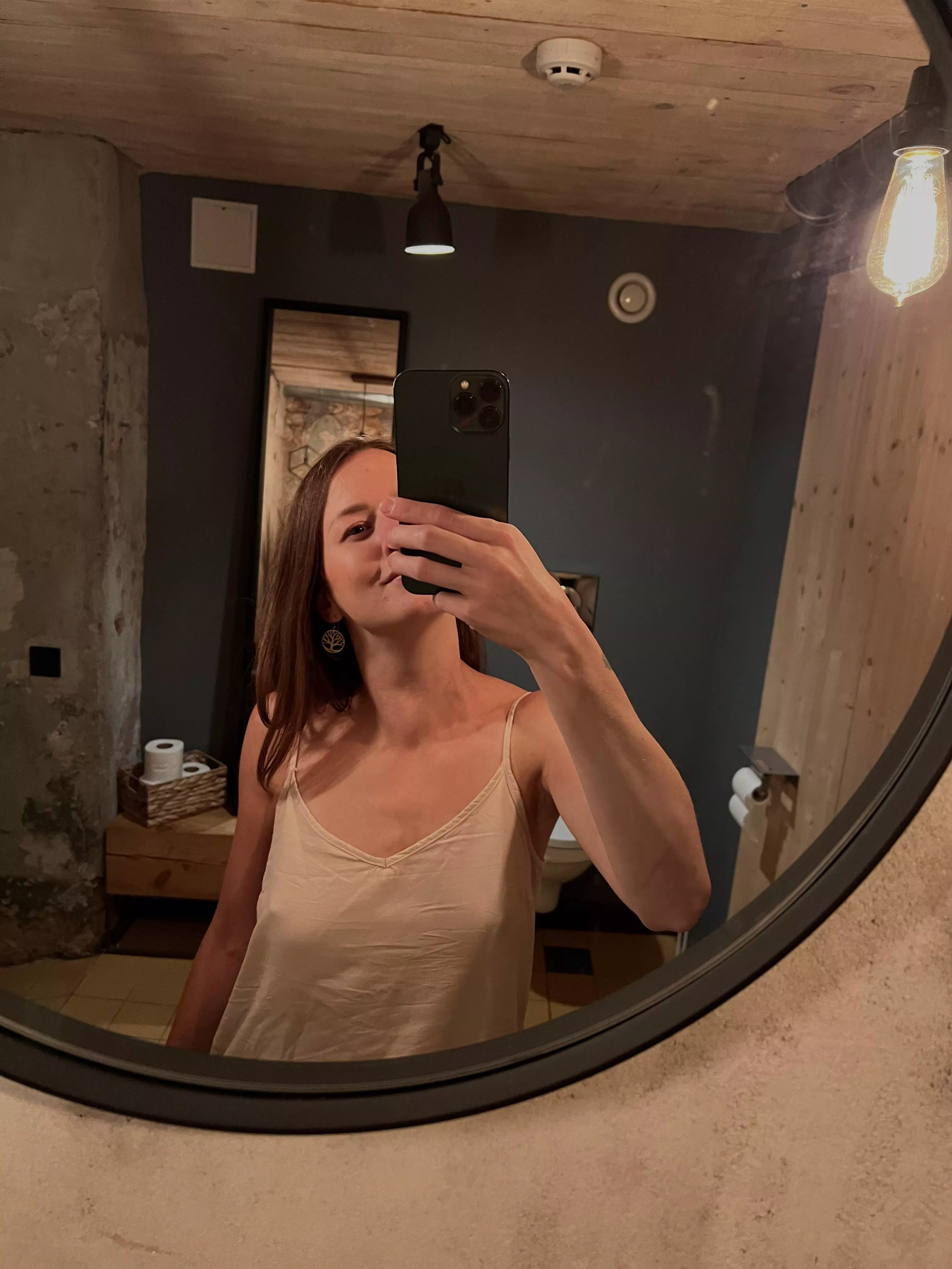 Always braless, love the nipple 💛