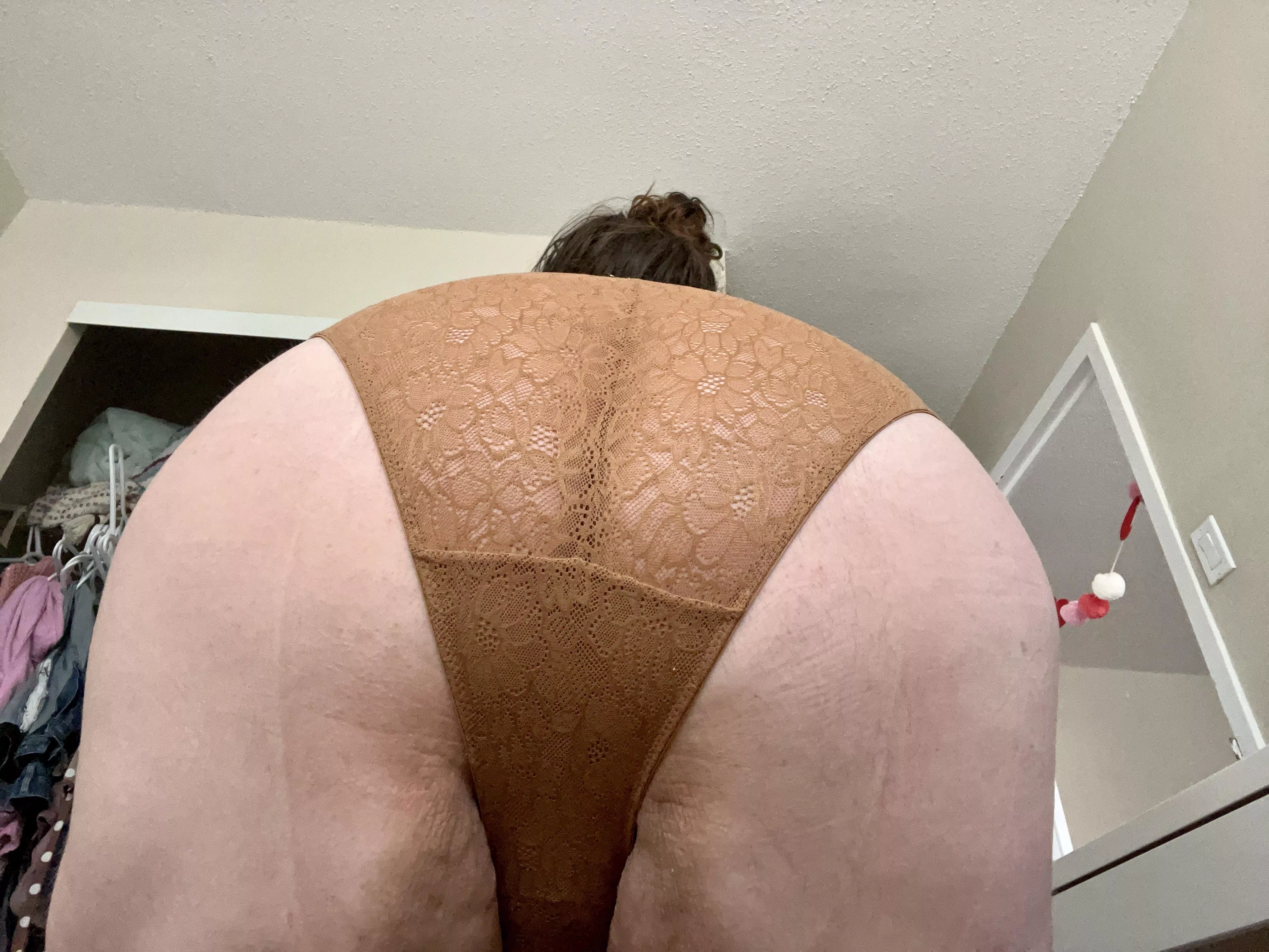 Any ladies like a big ass to grab? I’m available. 🤭