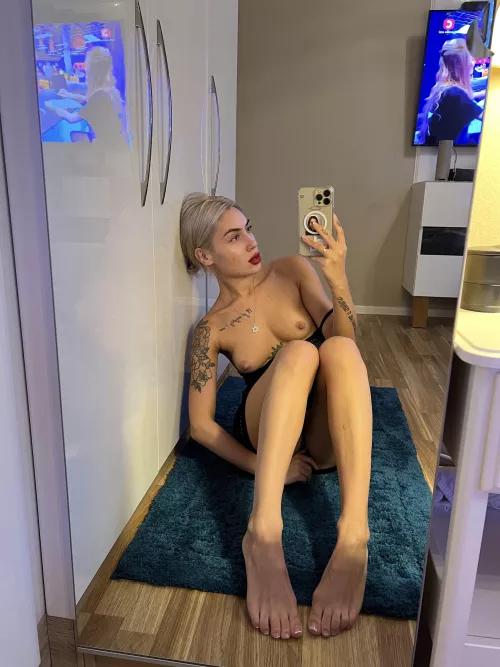 Are you cumming over my ass, or my feet? ??