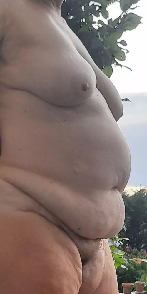 Curvige Granny im Garten