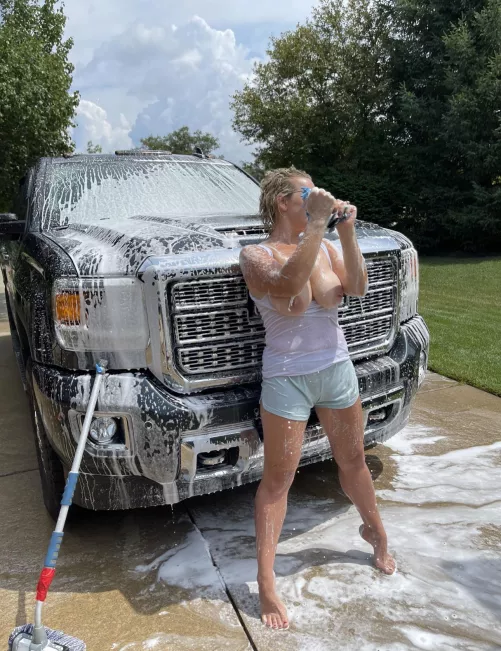 Dang top just keeps falling down. The neighbor was mowing and saw me. Oopsie.