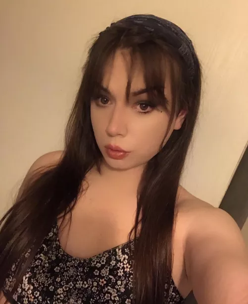 do u accept nudes from horny tgirls? 💋