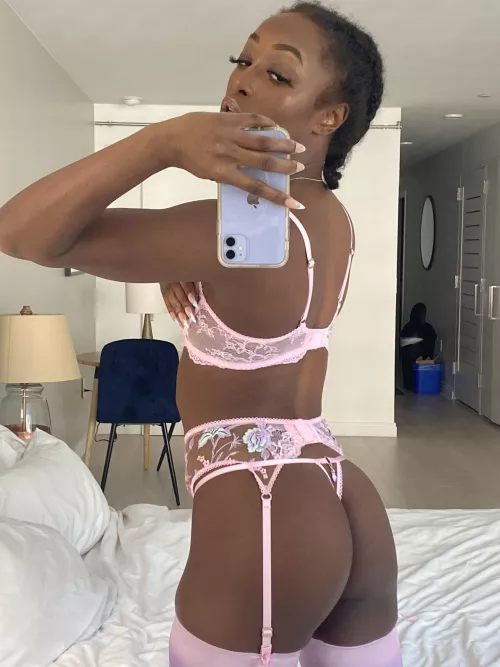 I know you can't resist my ass in these garters. 💋