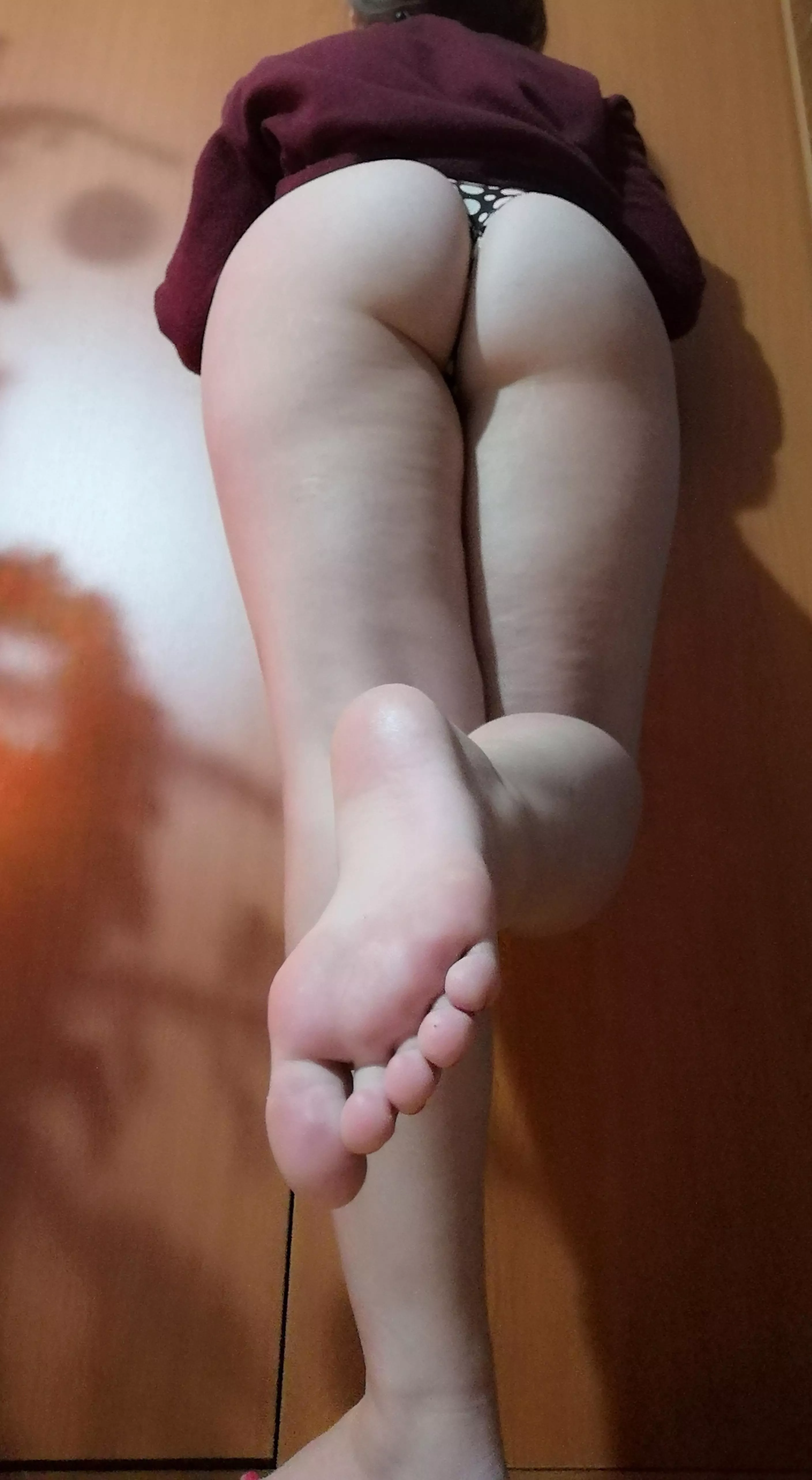 I love my ass and my feet and I bet you also love them. so cum and ask for more on my free page, link in comments