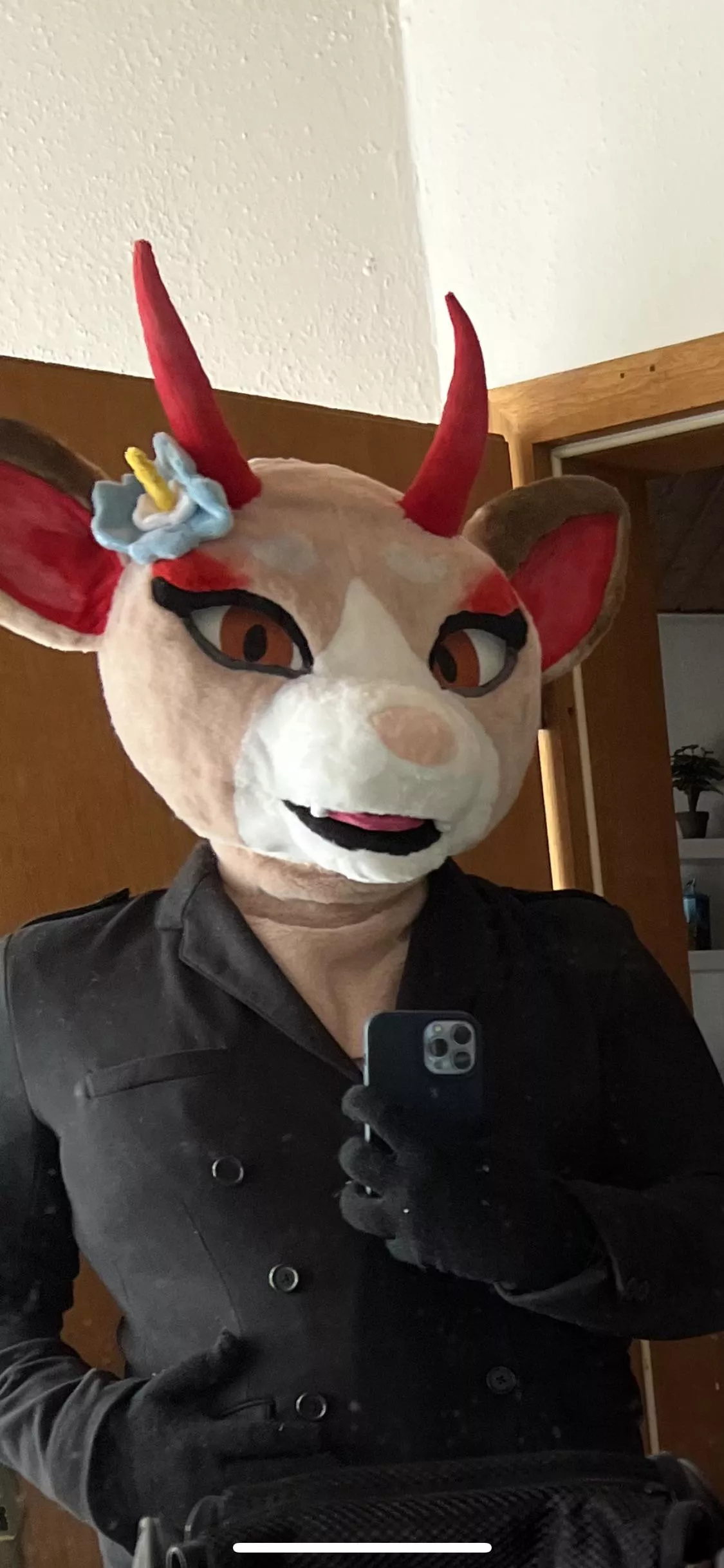I test an outfit that fits the head. What do you guys think about that?