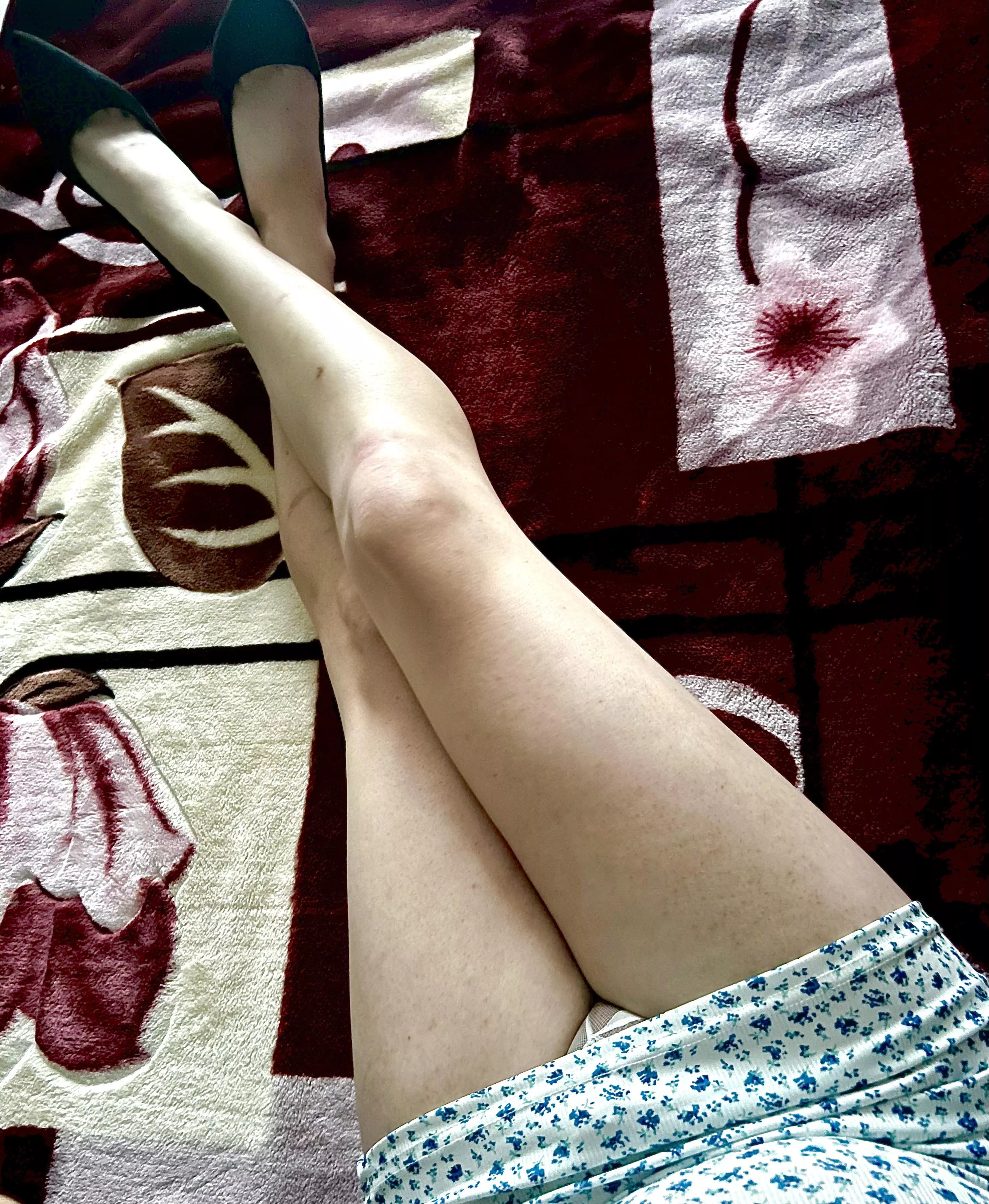 My favourite view, smooth legs and heels, can’t get enough of them😋