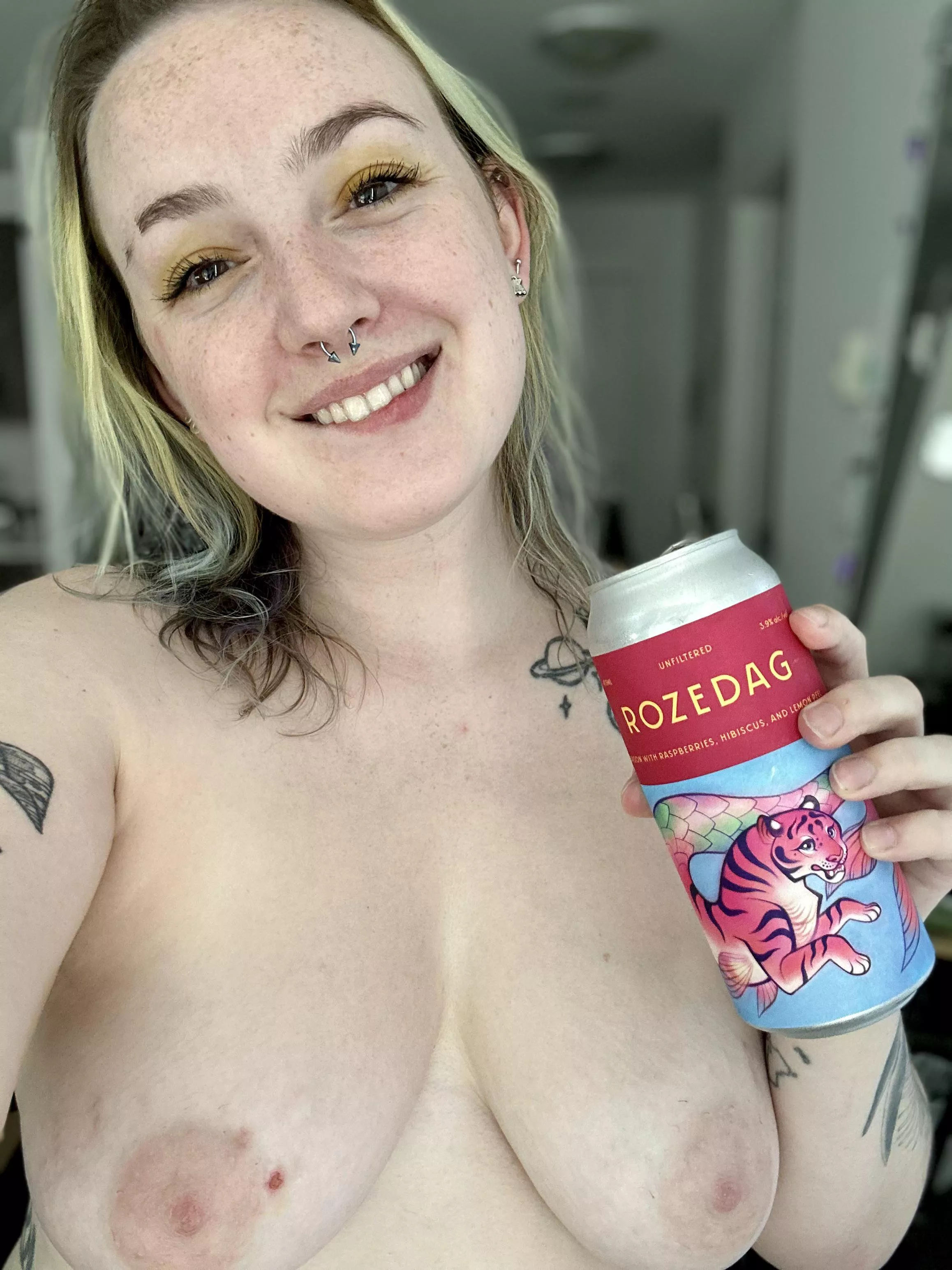 Rosedag by Dageraad; a saison w/ raspberries, hibiscus, & lemon🍋 8/10 super refreshing 🥰