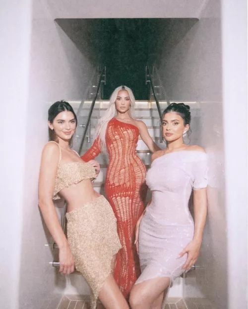 The Queen & her 2 younger Princess