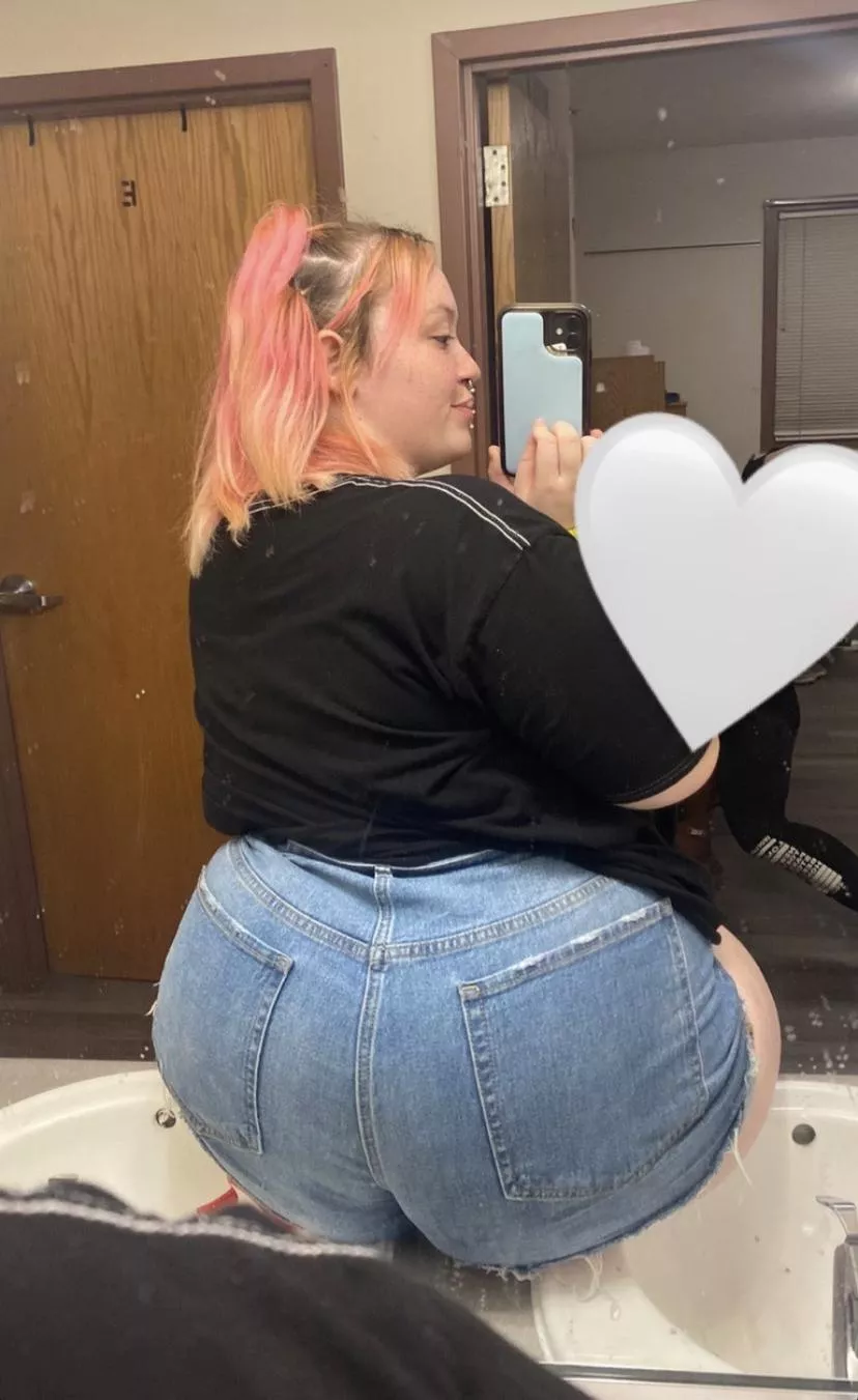 Who wanna put their face in between these asscheeks