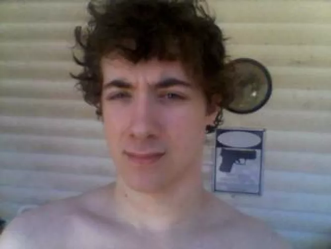 Yo people. I'm 18, 6'3, and a gay guy. I'm lookin for genuine friendships under 30 years old. I like space, the ocean, and nature. I write stories and draw on paper, and play electric piano, but I'm not a professional on any of them :) I mainly play
