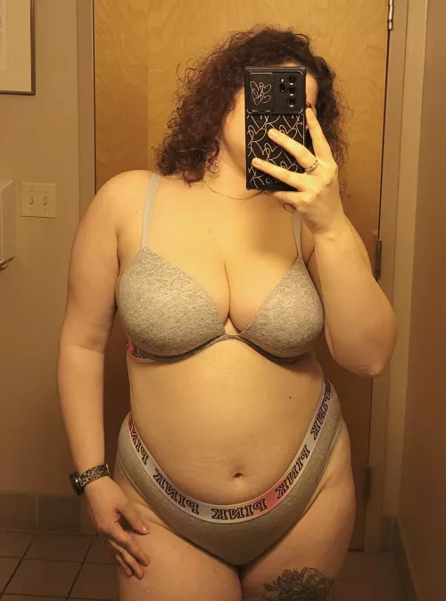 Curly hair and thicc thighs