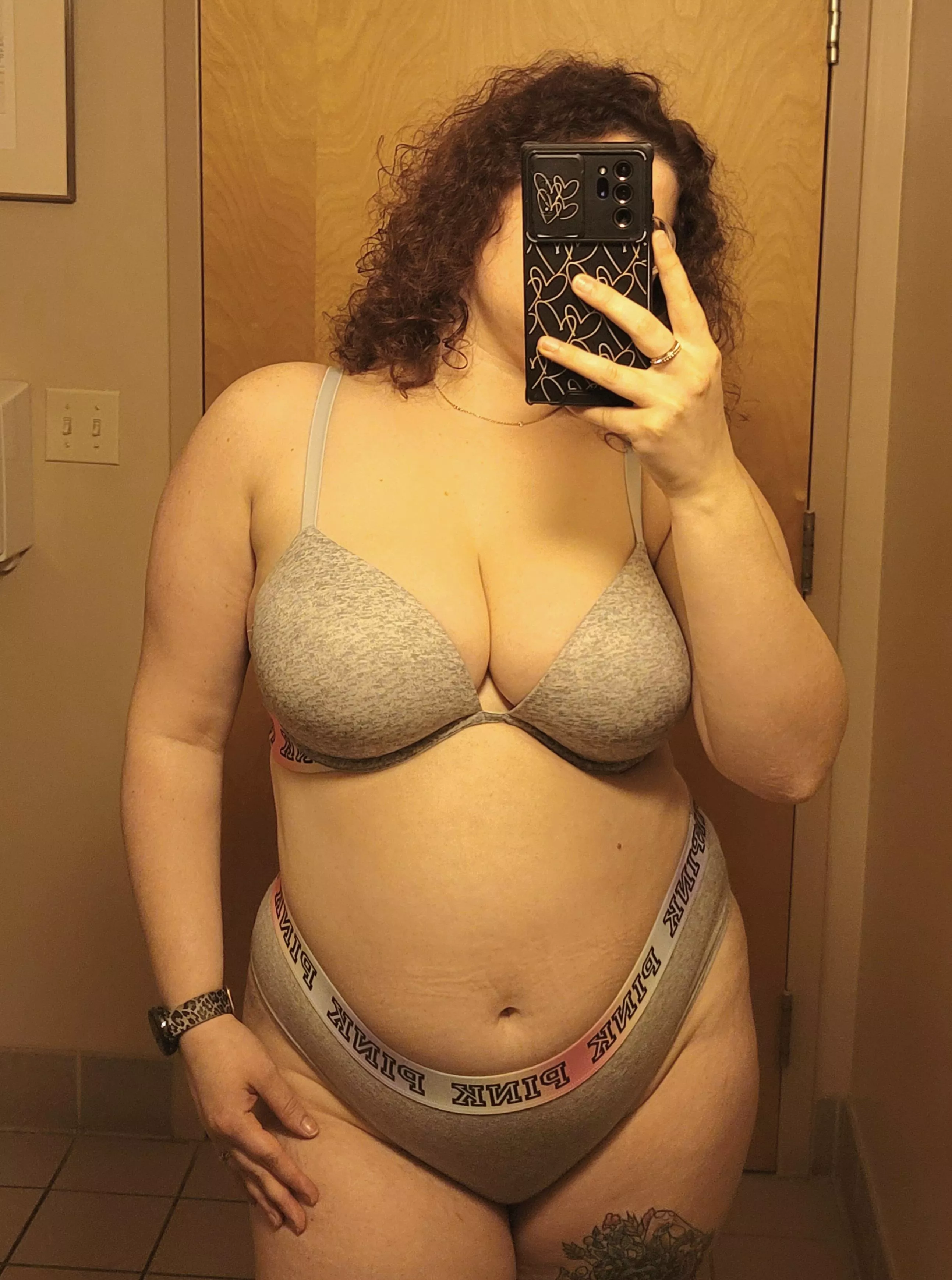 Curly hair and thicc thighs