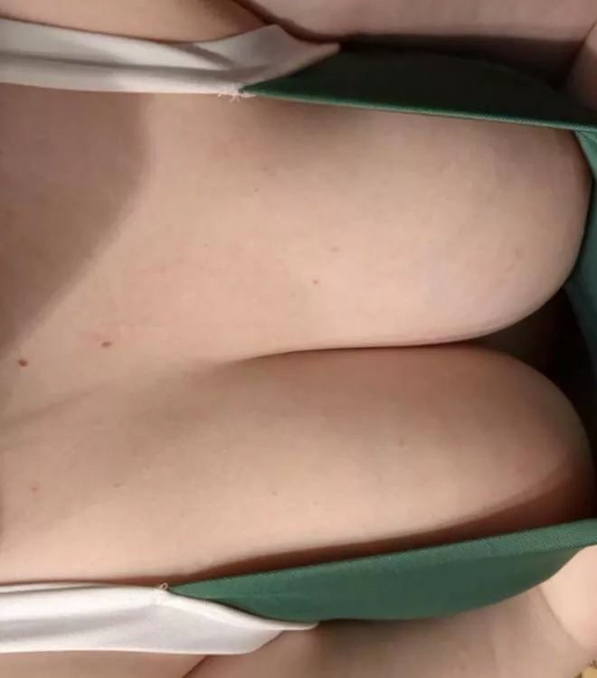 Graduated highschool 2 months ago 😋 I wake up with this view everyday 🥰❤️ F18