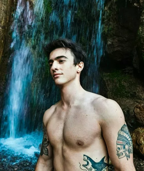 I don't know if you will like this pic since I'm not naked...