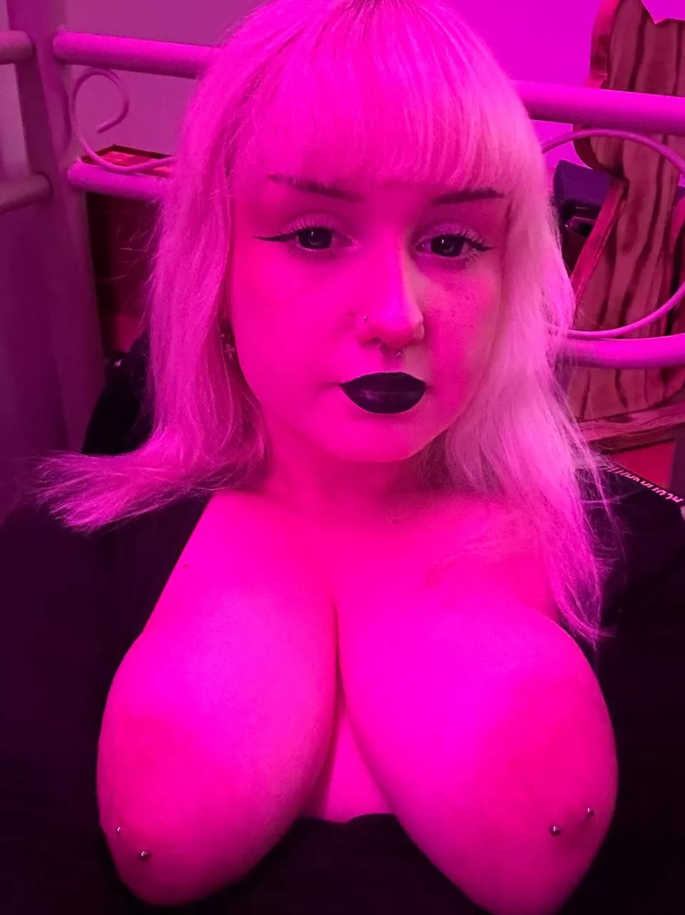 I put spell on you, now you suck on my tits 🖤😏