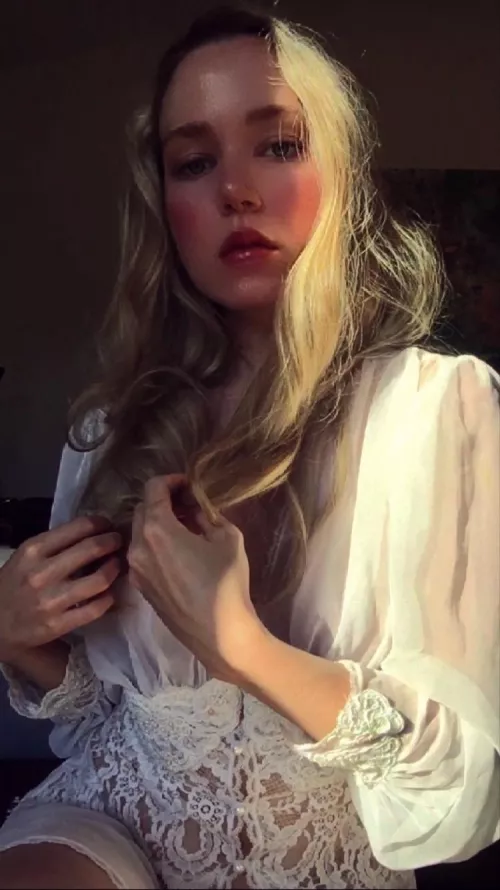 I’m your angel and I’m ready to take my delicate slip off for you 🌸🏹