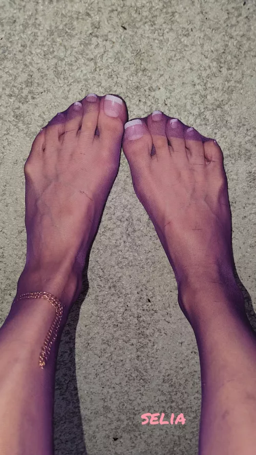 i🖤nylons on my feet