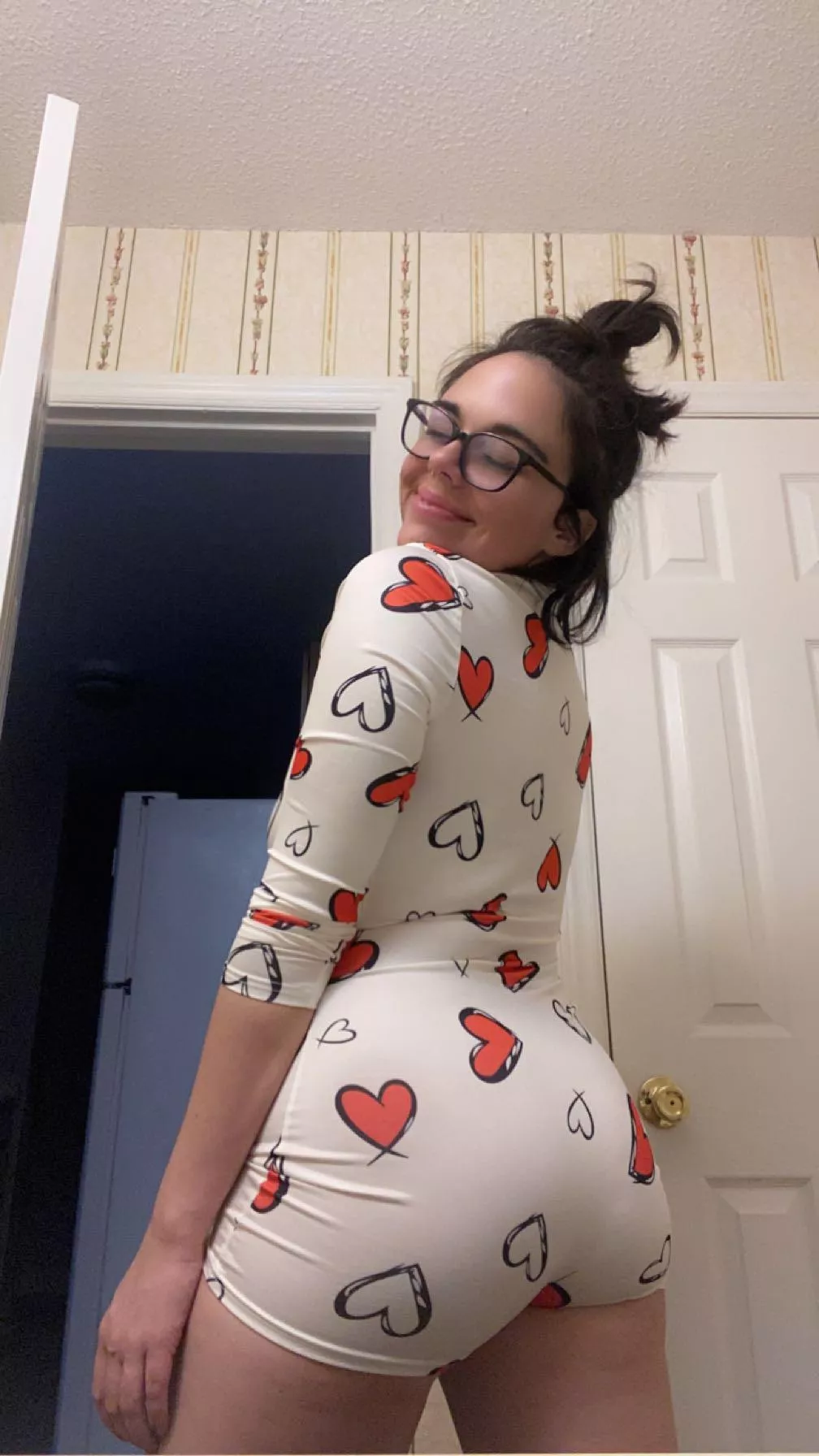 itty bitty waist big booty pretty in the face YEEYEE (30 f)