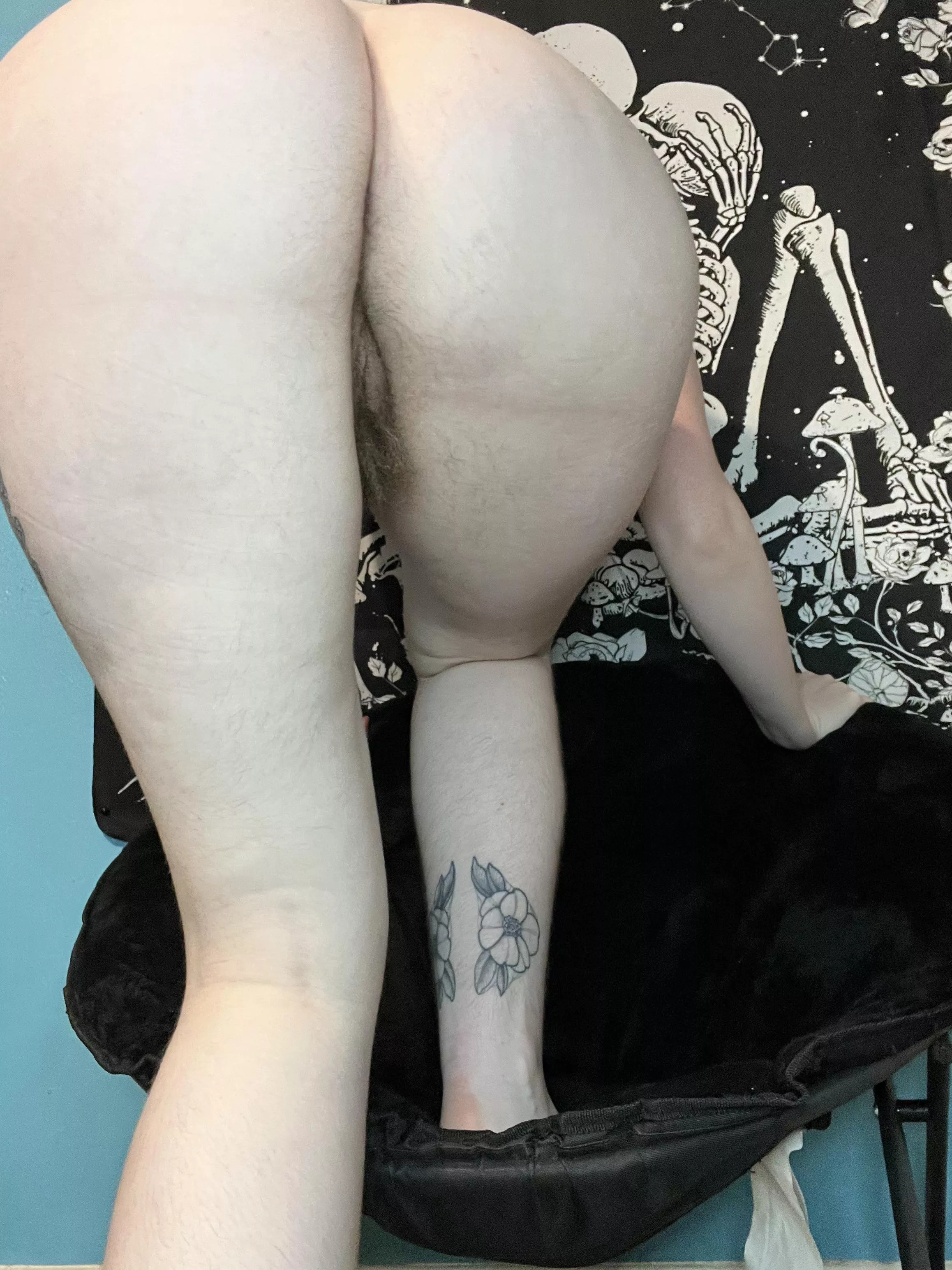 So hairy you can see it from behind 🖤