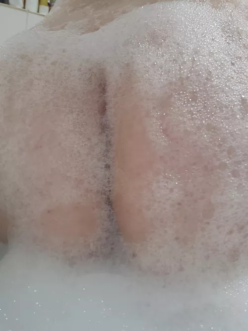 Somebody help me wash my booty please 👀😈