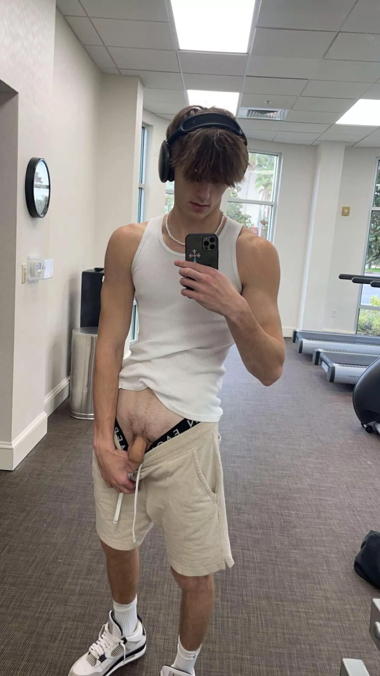 Taking progress pics of all my muscles 🍆