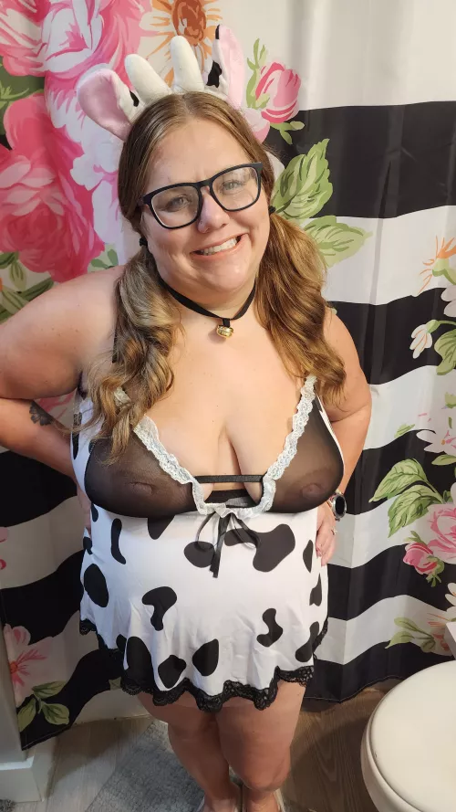 This cows udders are a 24 hours milk station. 🥛 🐄