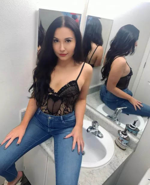 Who wants to serve and be ruined by a young hot brat like me. Give in to temptation 😈💅 say ME