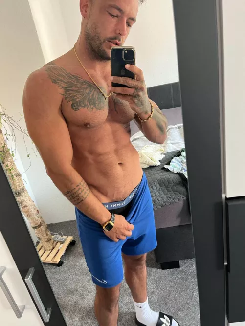 [33] Say „bro“ if you want more nudes!!