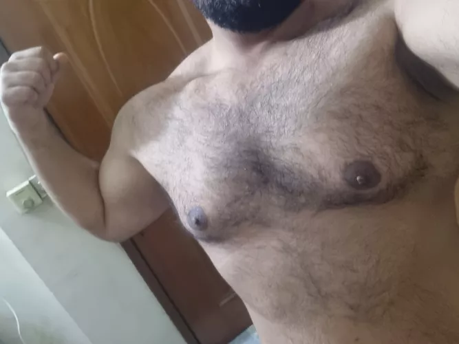 Anyone wanna come site on my lap and give daddy a tight hug ?