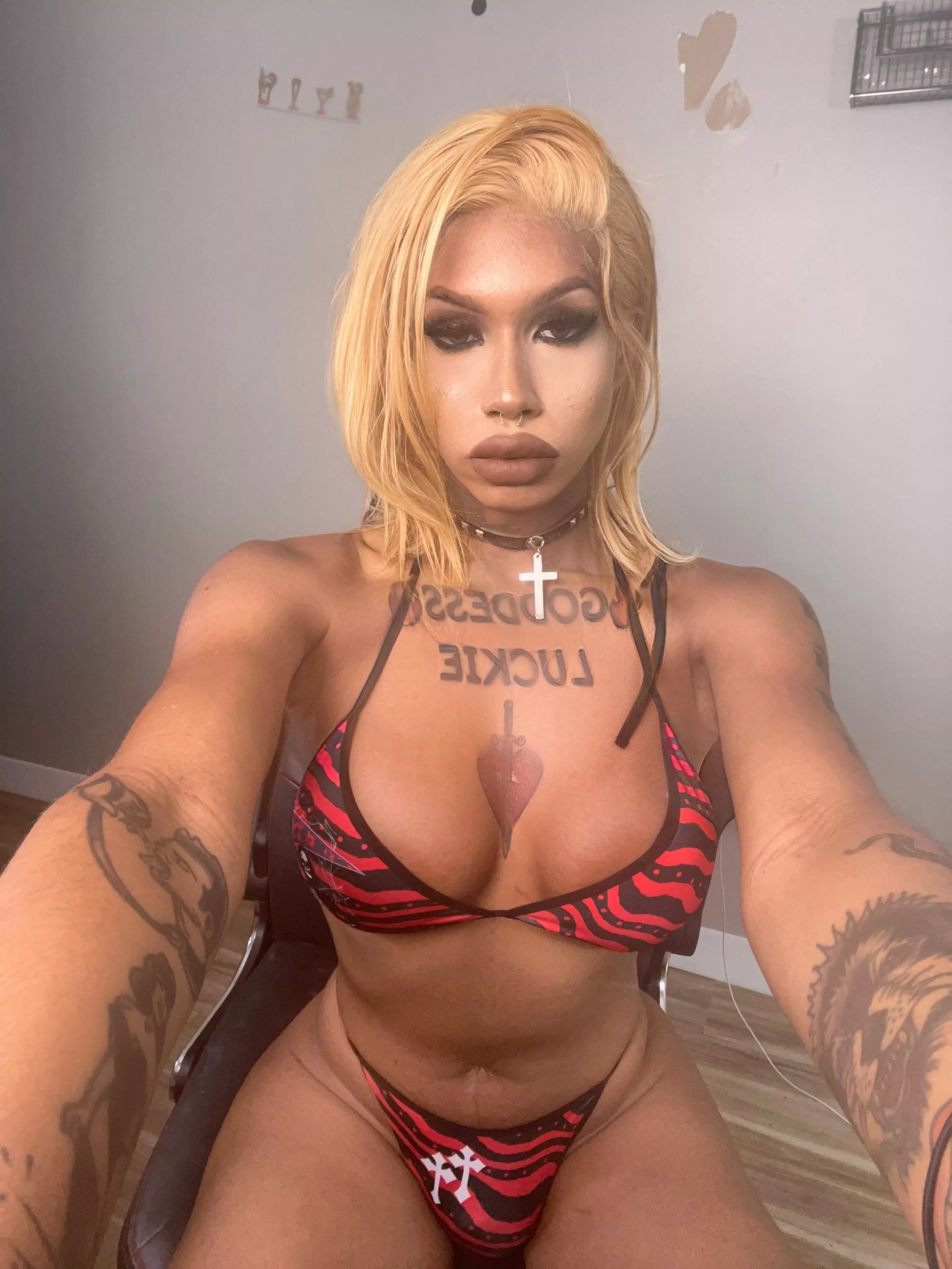 Excuse my fat ass bulge 😝